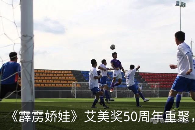 《霹雳娇娃》艾美奖50周年重聚，三位初代女主同台