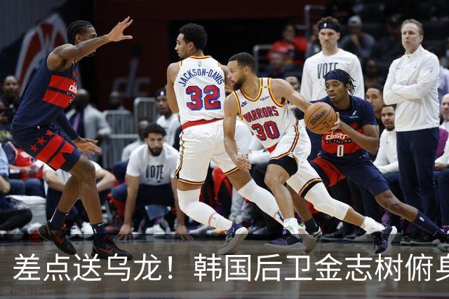 差点送乌龙！韩国后卫金志树俯身冲顶解围，皮球擦着立柱出界