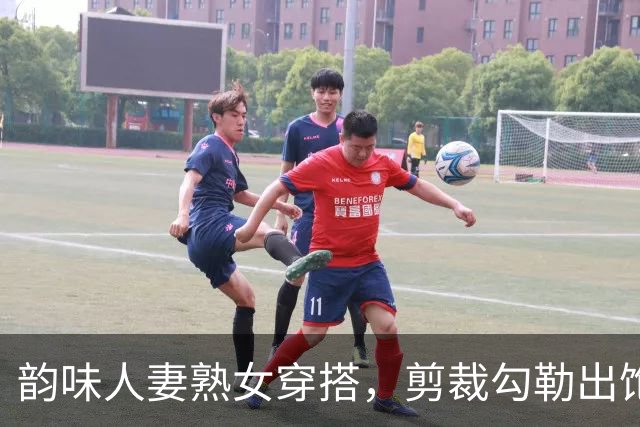 韵味人妻熟女穿搭，剪裁勾勒出饱满流畅身体曲线